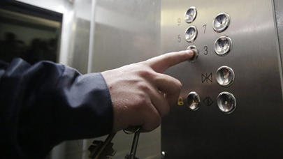 Azərbaycanlı keçmiş polisdən qadına qarşı liftdə DƏHŞƏTLİ ƏMƏL - ŞOK VİDEO