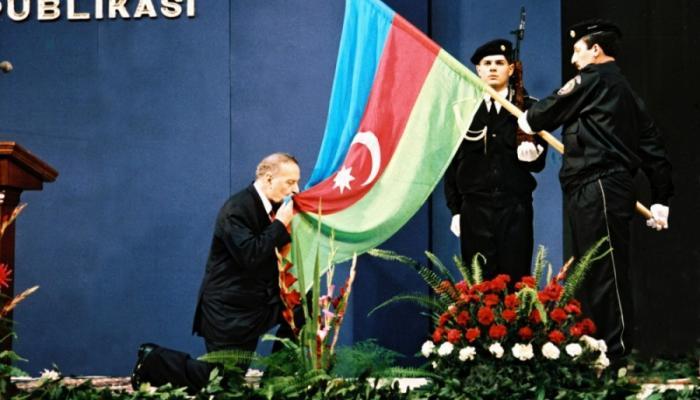 Düz 100 ildir ki, biz bu müqəddəsliyin işığı ilə... - BAYRAĞIN MÜBARƏK, AZƏRBAYCAN!