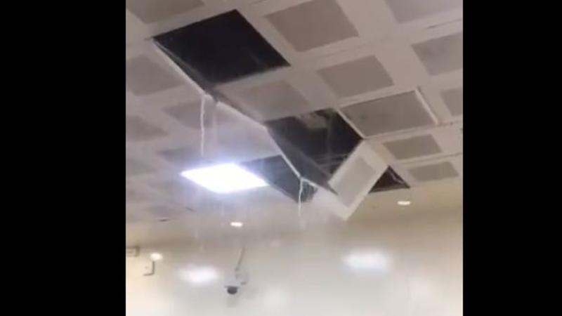 Şiddətli yağış aeroportun tavanını uçurdu - VİDEO
