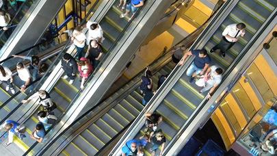 Ticarət mərkəzində DƏHŞƏTLİ ANLAR - Körpə eskalatordan yıxıldı və... - VİDEO