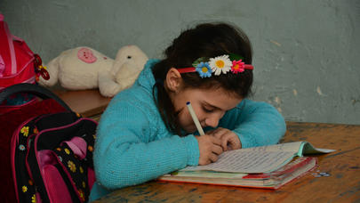 Onların kəndində Günəş qırmızı, səma sarı, ağaclar bənövşəyi rəngdədir - VİDEOREPORTAJ