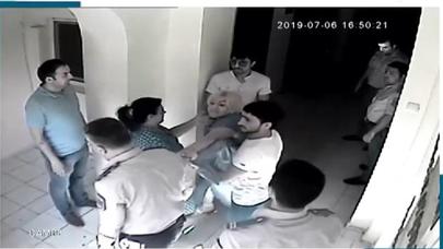 "Şəhid arvadı"nın polis bölməsinə hücumunun ŞOK GÖRÜNTÜSÜ YAYILDI - VİDEO