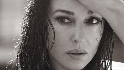 58 yaşlı model görünüşü ilə hamını heyrətə gətirdi - FOTO