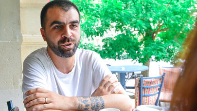 Məşhur blogerdən QALMAQALLI ETİRAFLAR:"Diri həşərat da yemişəm" - - FOTO