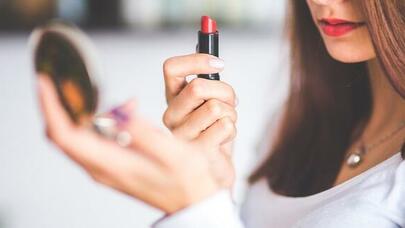 Kosmetika istifadə edənləri gözləyən dəhşətli təhlükə! - PROFESSOR AÇIQLADI