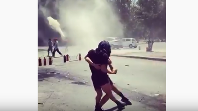 Etiraz aksiyasının tüğyan etdiyi şəhərdə gənclərdən maraqlı addım: küçənin ortasında... - VİDEO