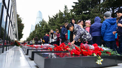 Məktəblilər Şəhidlər xiyabanında - FOTOREPORTAJ