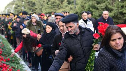 Azərbaycan ictimaiyyəti Şəhidlər xiyabanında - FOTOREPORTAJ