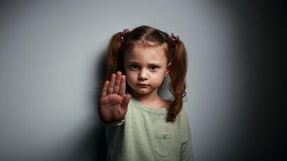 Azərbaycanda 10 yaşlı qızdan hər kəsi ŞOKA SALACAQ ƏMƏL: “Biz evlənək”, “Səni sevirəm” dedi - VİDEO - (ARAŞDIRMA)