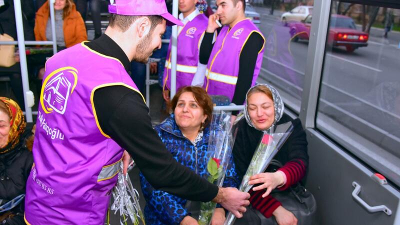 Bakıda avtobuslarda xanım sərnişinlərə 8 Mart hədiyyəsi - FOTO