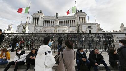İtaliyada qorxunc GÖRÜNTÜLƏR: vəzifəli şəxslər görün nə edirlər - VİDEO