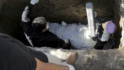 İrandan SON DƏQİQƏ görüntüləri: koronavirus xəstəsini belə dəfn etdilər - FOTOLAR