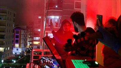 Gənclərdən maraqlı təşəbbüs: qonşularına konsert verdilər - VİDEO