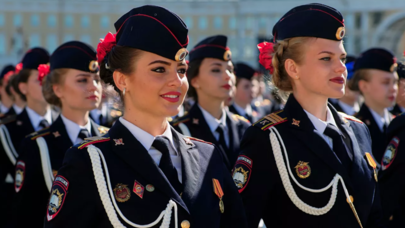 Hərbi formalı gözəllər paraddan BELƏ KEÇDİ - FOTO