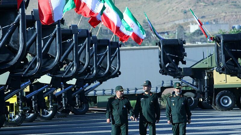 İran ordusu çəyirtkə işğalına qarşı -