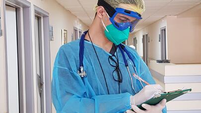 “O dəhşətli səhnəni görəndə və düşünəndə ki, mən də o palatada yatacam...” - Koronaya yoluxan həkimlə ŞOK MÜSAHİBƏ