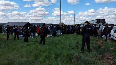 Özbəklər Rusiya-Qazaxıstan sərhədinə toplaşır