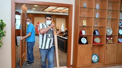 Bələdiyyə sədri ofisinin qapısını sökdürdü - MARAQLI ADDIM