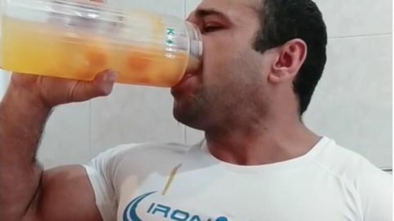 Azərbaycanlı teleaparıcı birnəfəsə 30 çiy yumurtanı içdi + Video