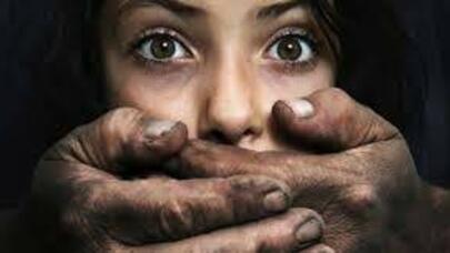 13 yaşlı qıza təcavüz etdilər, boğub gözlərini çıxardılar, dilini... - Xalq ayağa qalxdı - - VİDEO