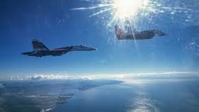 Havada GƏRGİN ANLAR: Su-27 4 təyyarənin qarşısını kəsdi - VİDEO