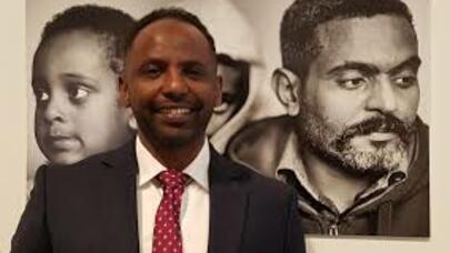 Təmizlikçi kimi getdiyi ölkənin millət vəkili oldu - FOTO