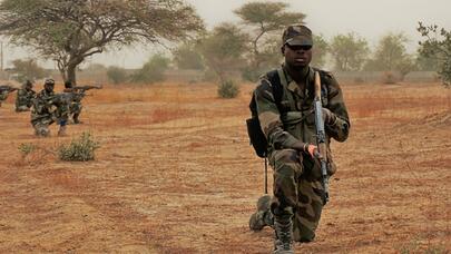 Məktəbə silahlı basqın: yüzlərlə şagird qaçırıldı