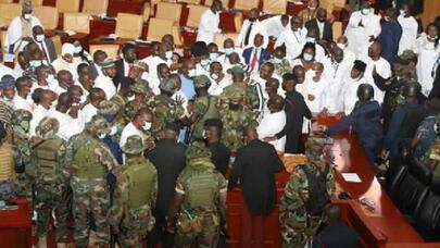 Ordu parlamentə daxil oldu - Millət vəkilləri əlbəyaxa davaya girdi