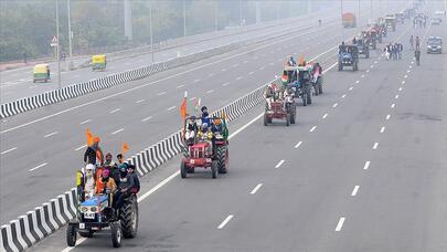 Hökumət geri addım atdı - Hindistanda minlərlə insan qalib gəldi