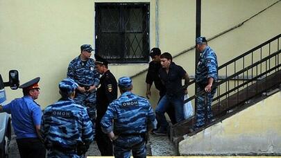 “Xüsusi təyinatlılar” azərbaycanlı "qanuni oğru"nun qarşısında diz çökdü - VİDEO