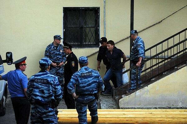 “Xüsusi təyinatlılar” azərbaycanlı "qanuni oğru"nun qarşısında diz çökdü - VİDEO