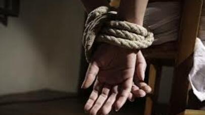 Silahlı şəxslər yüzlərlə şagirdi girov götürdü