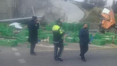 Bakıda toyuq daşıyan TIR aşdı -  ÖLƏN VAR/FOTO
