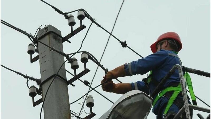 "Azərişıq" əməkdaşı elektrik dirəyindən yıxılıb öldü