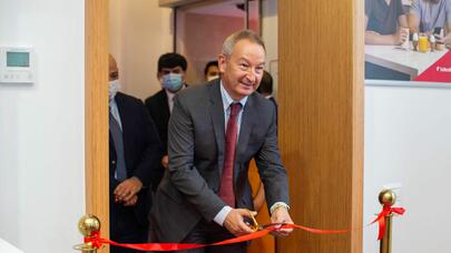 "Bakcell" Bakının mərkəzində yenilənmiş konsept mağazasını təqdim etdi