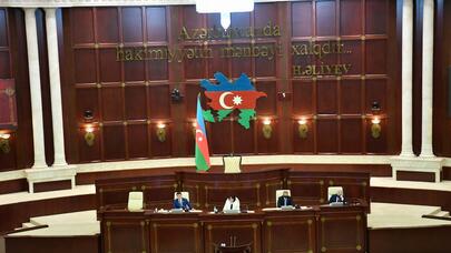 Parlamentdə ötən ilin büdcəsi müzakirəyə çıxarılıb
