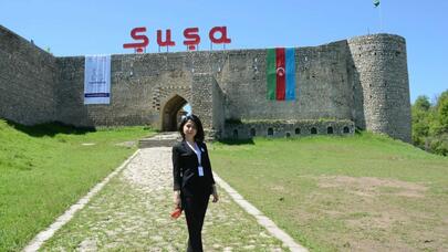 Tüstüsü buluda bənzəyən sürreal parovoz