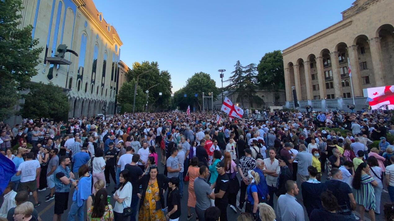 Грузия новости. Митинги в Европе. Грузия люди. Митинг много людей. Европа люди.