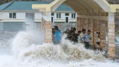 Çində tayfun kran gəmisini batırdı - Çox sayda ölən var