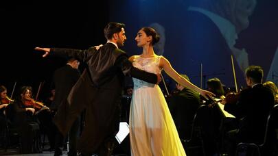 Ekranda yalnız sevgi səhnələri..