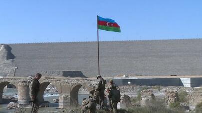 Xudafərin körpüsü üzərində bayrağımız belə ucaldı - UNİKAL VİDEO