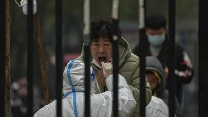 Çin COVID-19 dalğası ilə BOĞULUR: bir gündə milyondan çox yoluxma