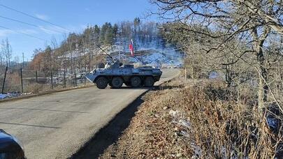 Sülhməramlılar Laçın yolunda ağacları kəsir - Video