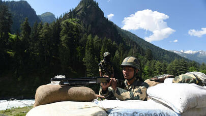Gərginlik artır: Hindistan Çinlə sərhədə qoşun yığdı