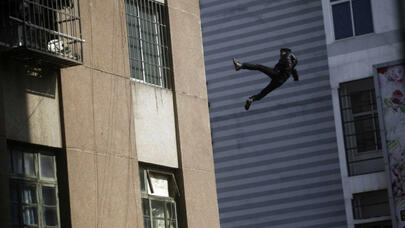 Bakıda tələbə Akademiyanın binasından özünü niyə atıb? - Təfərrüat - Video