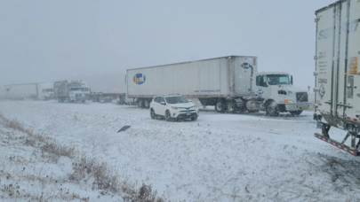 Qar fırtınası həyatı iflic etdi: 60-dan çox avtomobil...