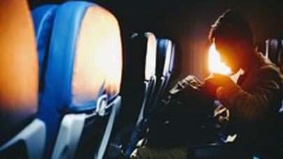 Təyyarədə yuxuya tez getmək istəyənlər üçün TÖVSİYƏ