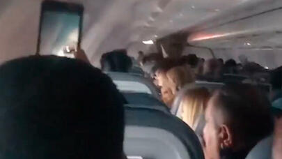 Məşhur meyxanaçı təyyarədə HƏYƏCANLI ANLAR YAŞATDI - VİDEO