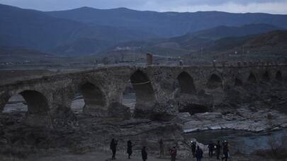 Beynəlxalq səyyahlar  Xudafərin körpüsündə