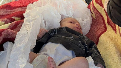 2 aylıq körpə 29 saat sonra sağ çıxarıldı - Video